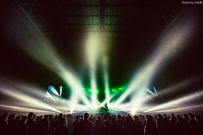 King Gnu、幕張メッセでのツアー・ファイナルから「三文小説」のライヴ映像公開