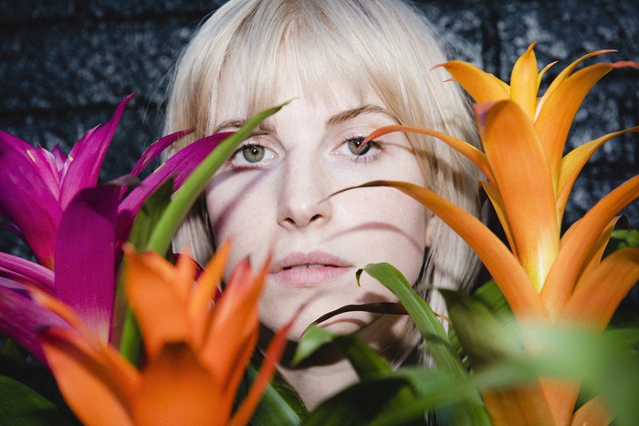 Hayley Williams（PARAMORE）、ニュー・ソロ・アルバム『Flowers For Vases / Descansos』サプライズ配信リリース
