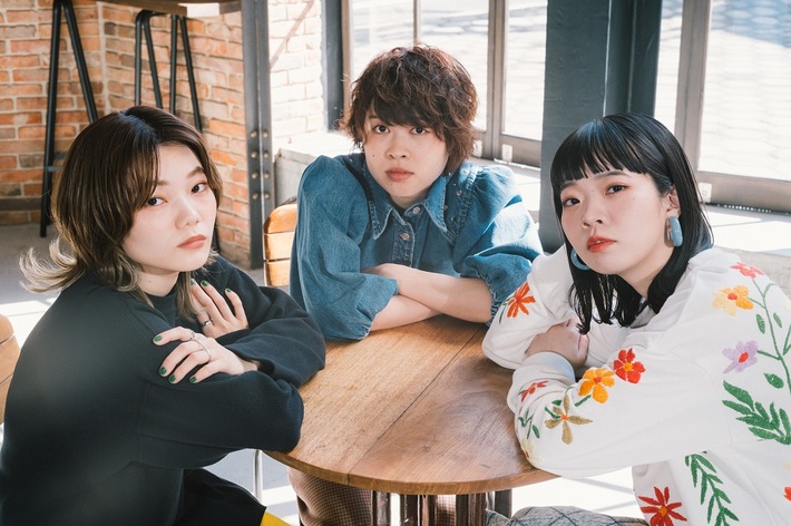 SHISHAMO、新曲「君の目も鼻も口も顎も眉も寝ても覚めても超素敵!!!」配信リリース＆MV公開