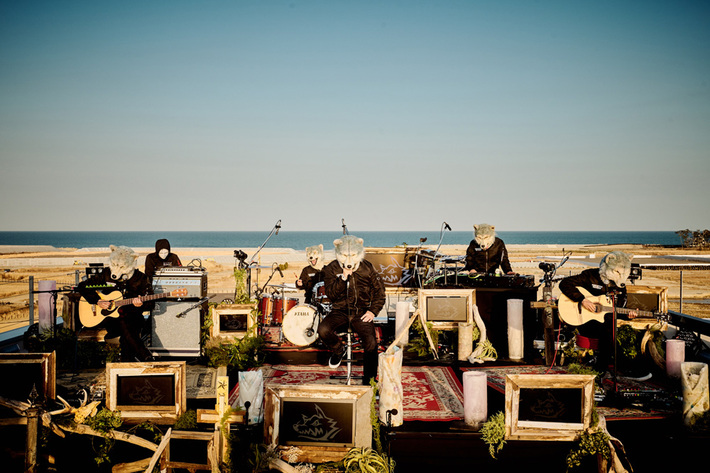 MAN WITH A MISSION、本日3/11に福島県双葉町産業交流センターで収録した初のプレミアム・アコースティック・ライヴ"CONNECT WITH 3.11"今週末YouTube無料配信。支援グッズ付CONNECTチケットパスも販売決定