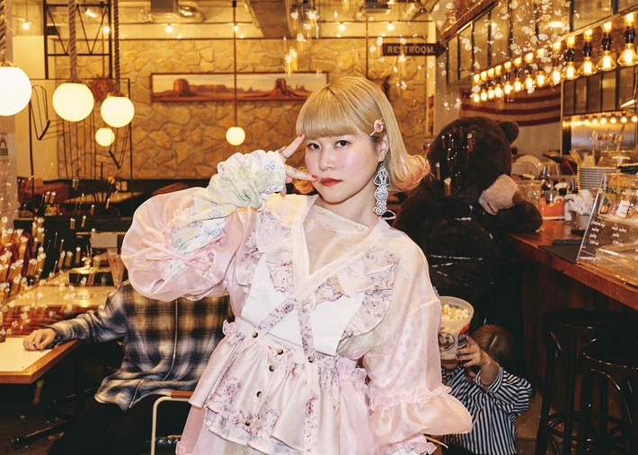 さとうもか、メジャー・デビューを発表した配信ワンマン・ライヴ"Sugar Science Station"から代表曲「melt bitter」＆ダイジェスト映像公開