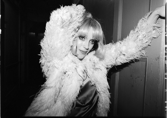 ST. VINCENT、5/14リリースのアルバム『Daddy's Home』より新曲「The Melting Of The Sun」公開。リリック・ビデオも解禁