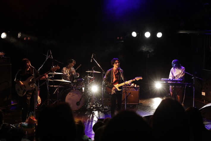 YENMA、初ワンマンで新曲「炎天下のサイダー」今夏リリースを発表