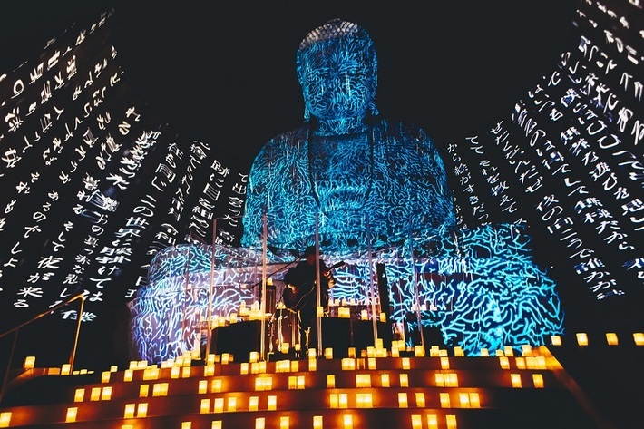 amazarashi、大仏へのプロジェクション・マッピングで話題のライヴ"末法独唱 雨天決行"映像化。BD＆DVDで5/26リリース