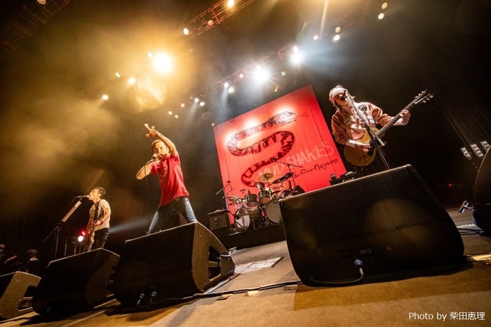ザ・クロマニヨンズ、ライヴDVD『ザ・クロマニヨンズ ライブ！MUD SHAKES 2021』6/30発売。全国ライヴハウスで爆音上映会も開催