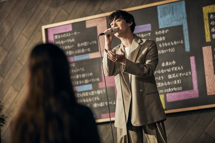 向井太一、4thアルバム表題曲「Colorless」をYouTubeチャンネル"blackboard"で披露。明日4/17プレミア公開