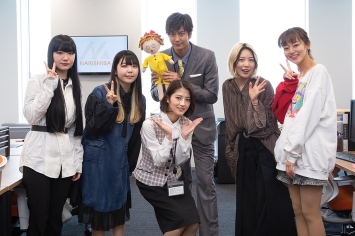 Z世代ガールズ・バンド"she9"、インディーズとしては異例となるドラマ"結婚できないにはワケがある。"主題歌「最強★ピース」＆EDテーマ「BPM」2曲提供の大抜擢。撮影現場に表敬訪問