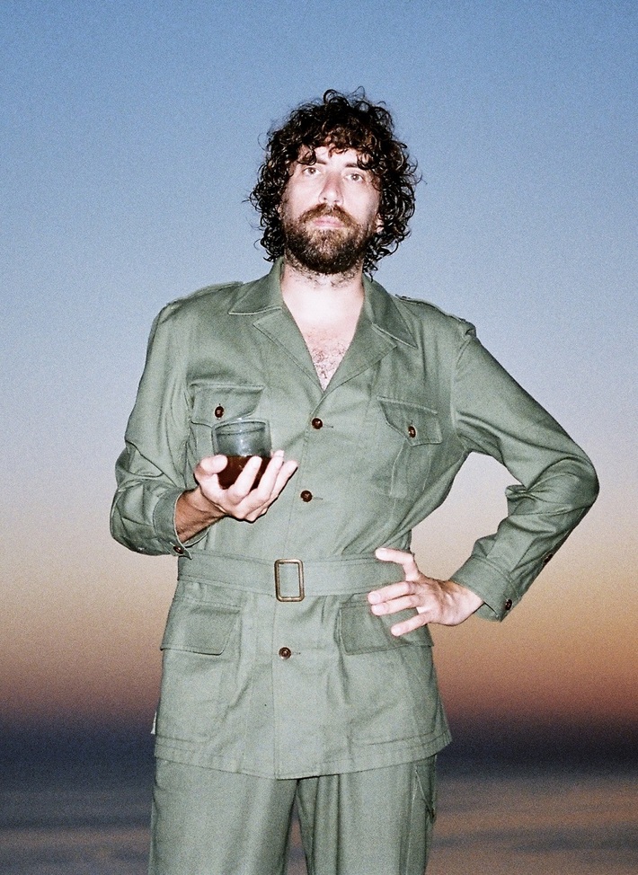 Gaspard Augé（JUSTICE）、ソロ・デビュー作『Escapades』6/25リリース決定。ニュー・シングル「Hey!」配信＆MV公開