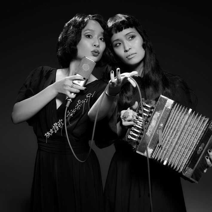 チャラン・ポ・ランタン、7/14リリースのニュー・シングル『旅立讃歌』ジャケット写真公開。初のモノクロ写真に