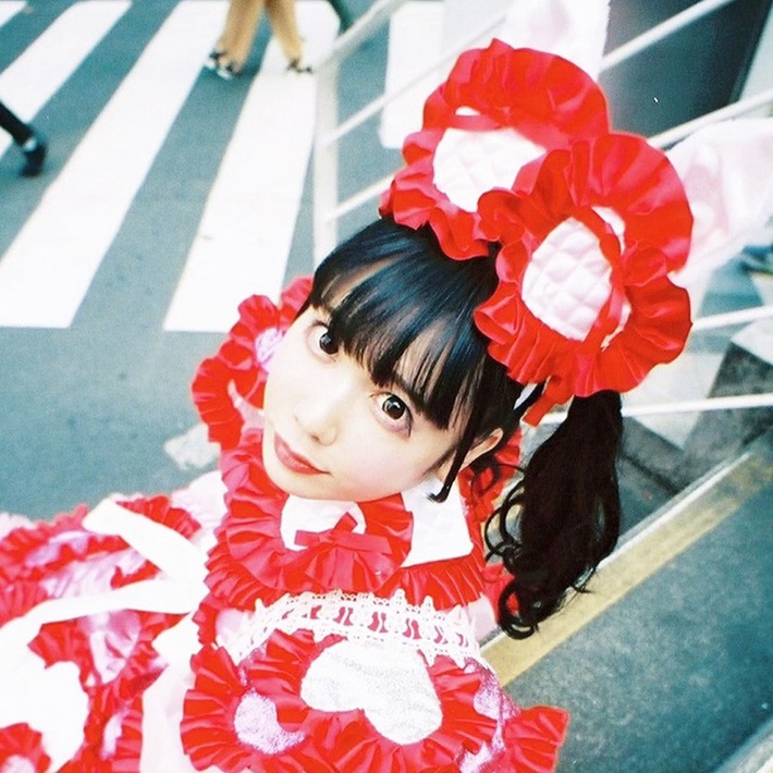 恋汐りんご（バンドじゃないもん！MAXX NAKAYOSHI）、"ゔぁ〜ちゃるモード屋さん"始動。既存ソロ曲の最新バージョン5週連続リリースも決定