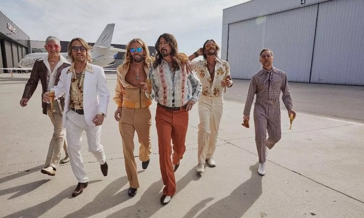 FOO FIGHTERS、ディスコ・カバー・バンド"DEE GEES"名義での「You Should Be Dancing」パフォーマンス映像公開