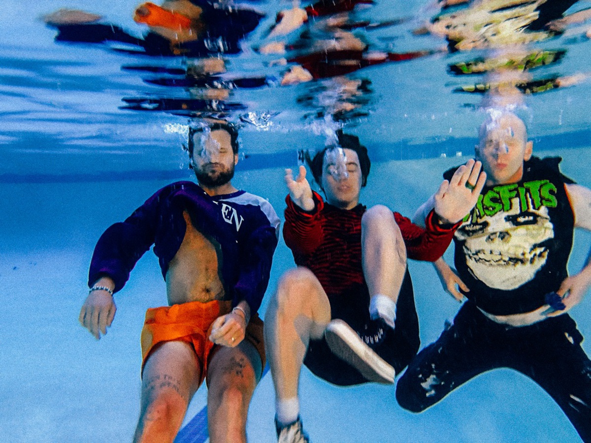 LA発3人組シンセ・ポップ・バンド LANY、ニュー・アルバム『gg bb xx