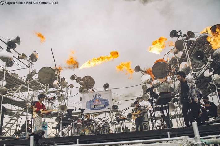 King Gnu、Red Bullとのコラボ・シークレット・ライヴは東京湾に浮かぶ歴史的な人工島"第二海堡"で開催。7/22にライヴ映像の一部とビハインド・ザ・シーン公開決定