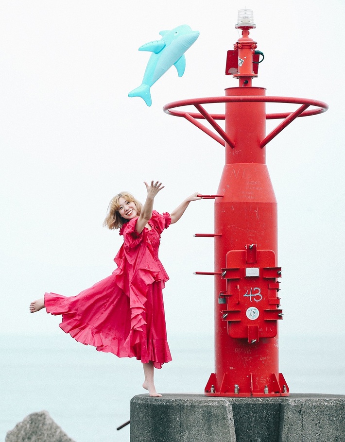 永原真夏、自主レーベル"G.O.D.Records"設立＆シングル「Girl On a Dolphin」7/21デジタル・リリース。楽曲から着想を得た小磯竜也との共作絵本"ざぶーん ざぶーん"も発売