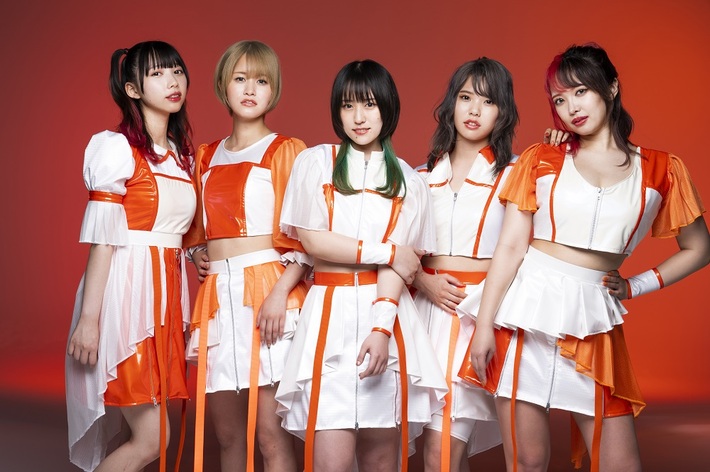 5人組ガールズ・ユニット LYSM、渋谷の夜空の下で撮影した2ndデジタル・シングル「LYSM」MV公開