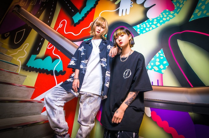 高校軽音楽連盟主催大会3連覇のガールズ・バンド"桃色ドロシー"、廃校となる母校の学生バンドとライヴ開催決定