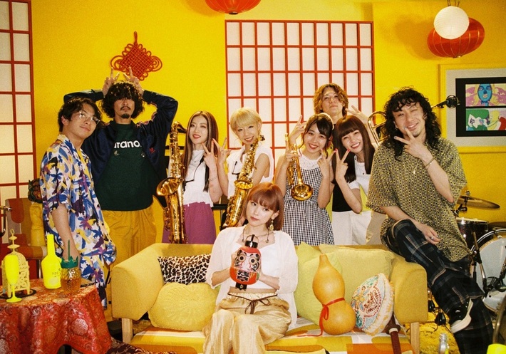 ロイ-RöE-、ドラマ"ハコヅメ"OP曲「YY」のアザーMV公開。ホーム・コンサート形式によるライヴ映像シリーズ公開も決定