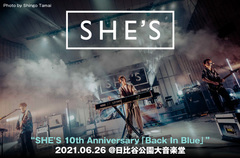 SHE'Sのライヴ・レポート公開。バンドと観客双方にとって特別な時間となった、東京初ライヴの地 日比谷野音での周年公演"SHE'S 10th Anniversary「Back In Blue」"をレポート
