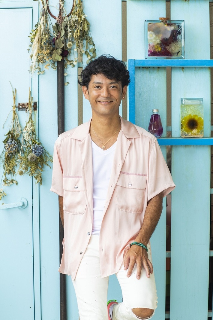 新里英之（HY）、沖縄のバーチャル観光大使を目指すご当地VTuber 根間ういとのコラボ曲「青々」MV公開