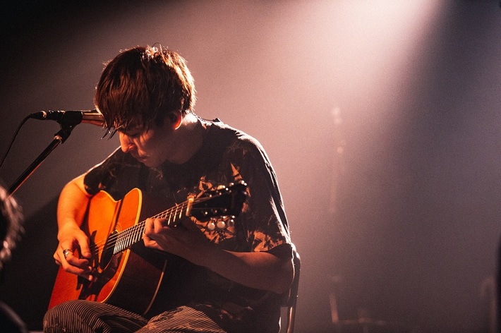 go!go!vanillas、柳沢進太郎（Gt）の地元秋田公演での弾き語り映像「12:25」公開