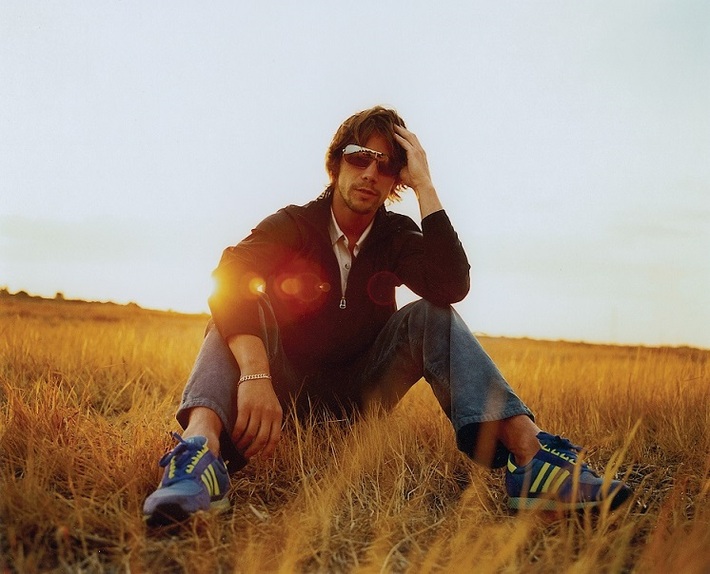 JAMIROQUAI、「Virtual Insanity」リリース25周年記念しMVの4Kリマスター版公開。同曲収録アルバム『Travelling Without Moving』が限定イエロー・カラー・ヴァイナルで12/17発売