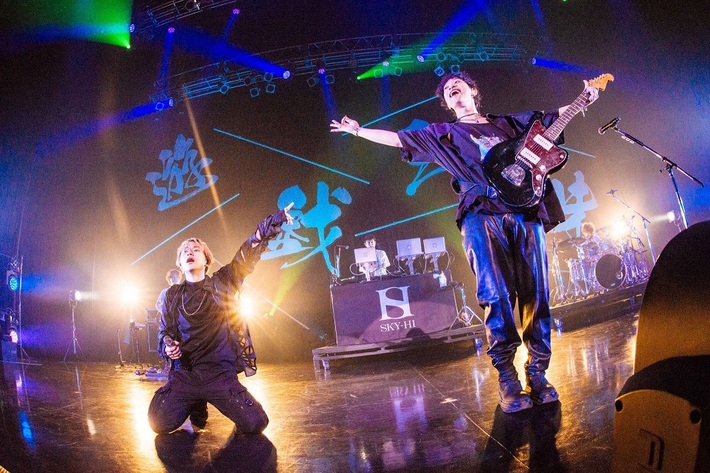 SKY-HI × 山中拓也（THE ORAL CIGARETTES）、コラボレーション曲「Dive To World」ライヴ映像公開