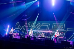 SCANDAL、チケット即日完売＆世界生中継された大阪城ホールでの結成15周年記念ライヴの映像作品を11/24リリース決定