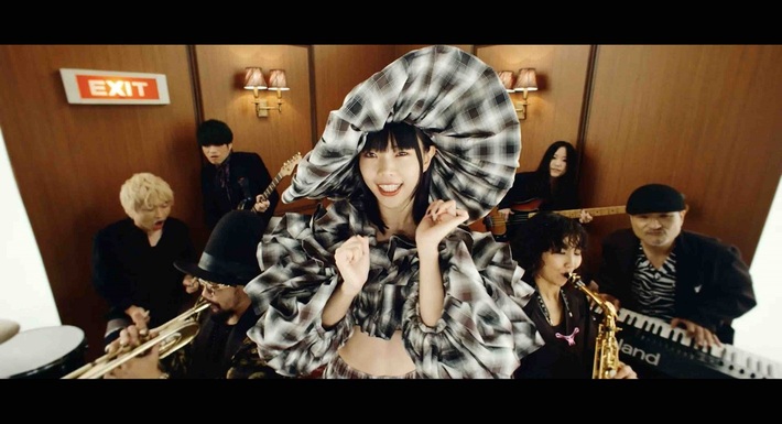 アイナ・ジ・エンド、本日10/25リリースのデジタルEP『DEAD HAPPY』より「ZOKINGDOG」MV公開