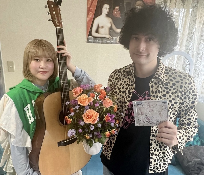 さとうもか、YouTubeチャンネル"みのミュージック"とのコラボ動画公開。動画内で「Woolly」弾き語りも披露