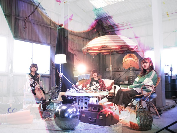 福岡ガールズ・バンドの新鋭 snooty、本日10/27リリースのデジタル・シングル「青と足跡」リリック・ビデオ公開。レコ発記念し11/27に配信限定ライヴ開催