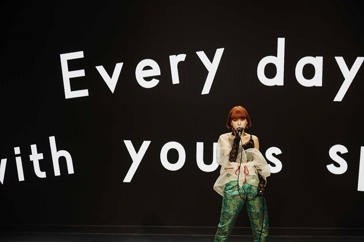 ロイ-RöE-、音楽系YouTubeチャンネル"blackboard -One Cut Live Show-"登場。ドラマ"ハコヅメ"OPテーマ・ソング「YY」をパフォーマンス