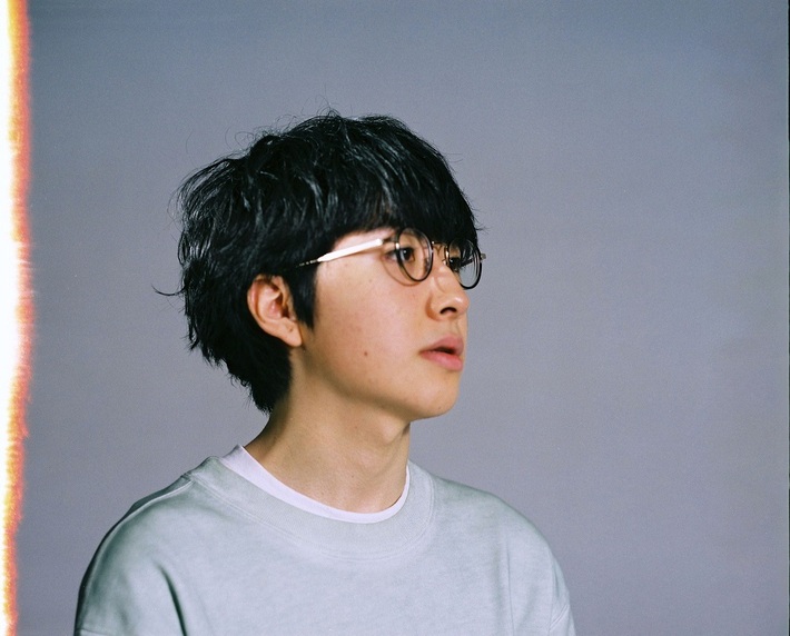 崎山蒼志、YouTubeコンテンツ"With ensemble"にて最新曲「風来」を優しく灯る夜景を背景にオーケストラ・アレンジでパフォーマンス。本日11/22の22時にプレミア公開