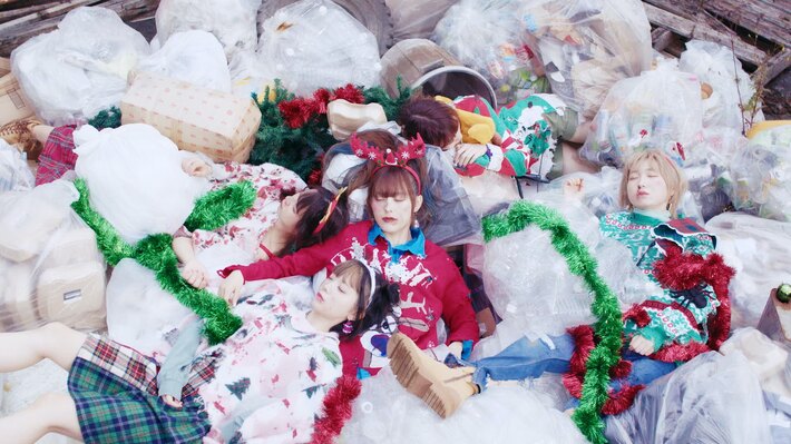 豆柴の大群、クロちゃん作詞のクリスマス・ソング「恋のフルスイング」MV公開