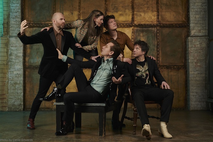 FRANZ FERDINAND、キャリア初のベスト盤『Hits To The Head』から新曲「Curious」リリース