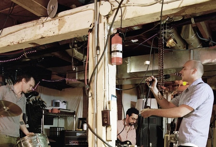 伝説的エモ・バンド SUNNY DAY REAL ESTATE、ツアーのため再結成へ