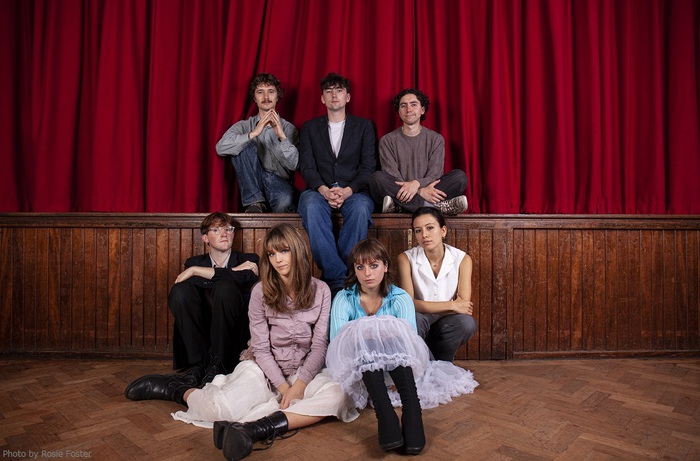 ロンドンの7人組バンド BLACK COUNTRY, NEW ROAD、2/4リリースの2ndアルバム『Ants From Up There』より「Concorde」MV公開