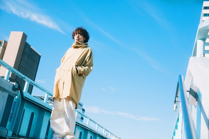 サティフォ（ONIGAWARA）、8年ぶりソロ・シングル『BGM』リリース決定。新アー写＆ジャケ写公開