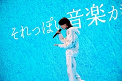 堂村璃羽、音楽系YouTubeチャンネル"blackboard -One Cut Live Show-"に登場。男女の目線をオクターブ違いで表現した「都合いい関係」をパフォーマンス