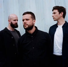 WHITE LIES、明日2/18リリースのニュー・アルバム『As I Try Not To Fall Apart』より「Blue Drift」公開