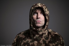 Liam Gallagher、ライヴ・アルバム『Down By The River Thames』を3rdアルバムと同日5/27にリリース