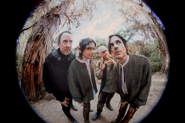 WEEZER、四季をテーマにした4作のEPリリース決定。第1弾『SZNZ: Spring』より「A Little Bit Of Love」音源公開