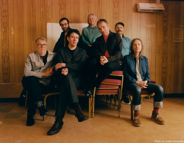 BELLE AND SEBASTIAN、ニュー・アルバムより「If They're Shooting At You」をウクライナ紛争へのチャリティ目的で緊急リリース＆現地取材した写真家とのコラボMV公開