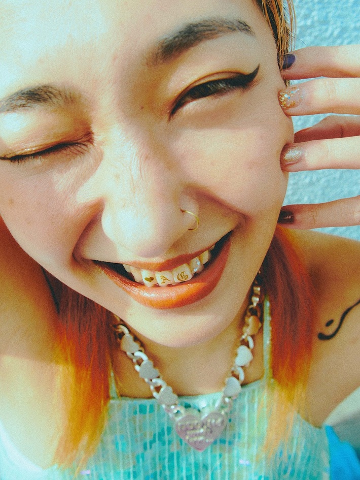 あっこゴリラ、待望の新曲＆"天才てれびくん"提供曲を収録したニュー・シングル『GANANIKA』配信リリース