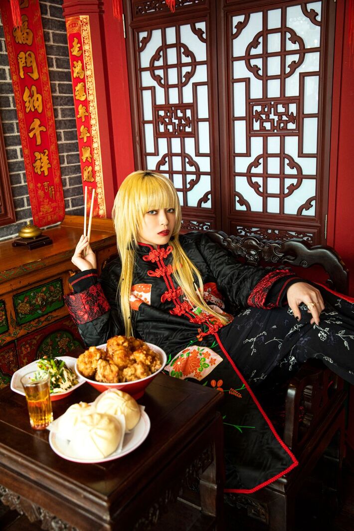 カノエラナ、4/23開催の"デジタルシングル3ヶ月連続リリース記念ライブ「暴食金魚列車ワンマン運転」"生配信決定