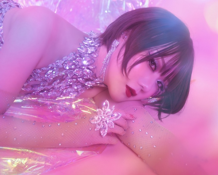 浜崎容子（アーバンギャルド）、完全セルフ・プロデュースの配信シングル「愛は目立たない」＆3rd写真集"Pink Crystal"リリース決定
