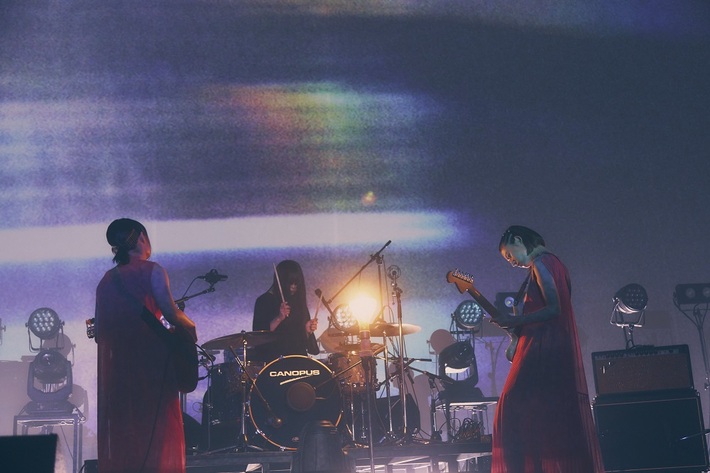 羊文学、Zepp DiverCityで行ったツアー・ファイナル公演より「ワンダー」ライヴ映像公開