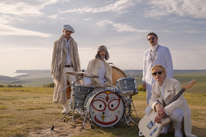 サマソニで来日するKULA SHAKER、約6年ぶりニュー・アルバム『1st Congregational Church Of Eternal Love And Free Hugs』リリース。miletよりコメントも到着