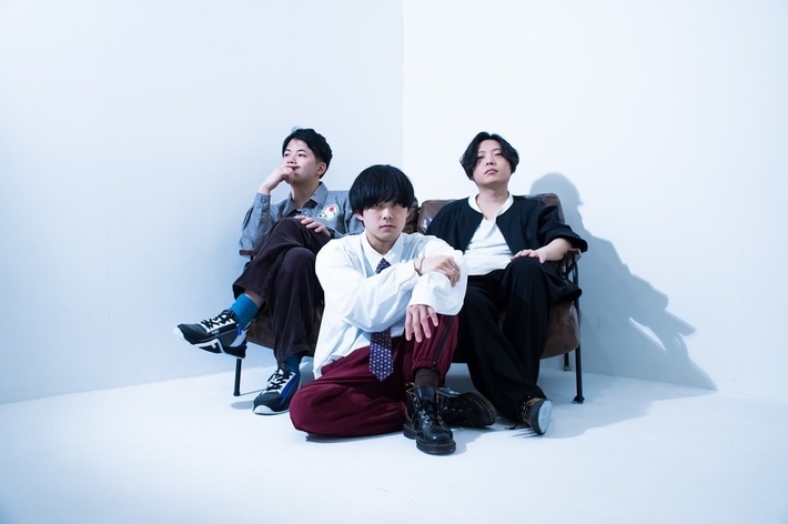 KOGA RECORDSの変異種3ピース Aland、新曲「危険は危ない」デジタル・リリース＆MV公開。2ndミニ・アルバム『メタフィクション』9/7リリース決定