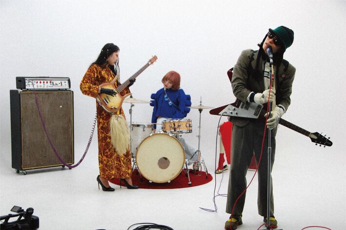 ハシリコミーズ、2022年初音源となる新曲「たまには下と比べましょう」リリース