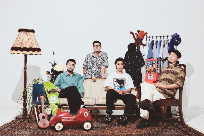 YONA YONA WEEKENDERS、ニュー・シングル「考え中」8/3配信リリース。好きなものに囲まれた新アー写も公開